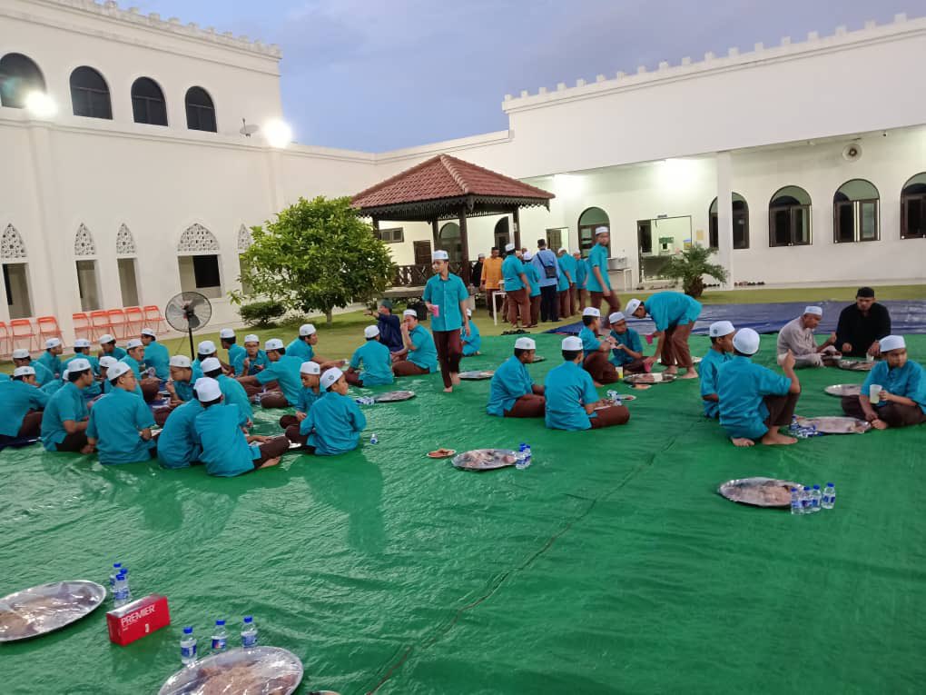 ZambryOfficial's tweet photo. Rutin setiap kali bulan Ramadan saya antaranya ialah berbuka puasa dengan anak-anak Maahad Tahfiz Bayt Al Ikhlas, Kg Padang Tembak, Lumut. 

Alhamdulillah. Cuaca pun sangat baik. Dapat berbuka di dalam talam secara berjemaah. Sebelum itu sempat diadakan tahlil ringkas dan juga sesi perkongsian saya dengan anak-anak tahfiz ini. Semuanya berkisar tentang pentingnya pembelajaran dan saya yakin anak-anak tahfiz ini boleh membuktikan bahawa mereka mampu melanjutkan pelajara ke peringkat lebih tinggi seperti abang-abang senior mereka sebelum ini. 

Doakan anak-anak tahfiz ini semuanya cemerlang dunia akhirat insya-Allah. 

#doczam