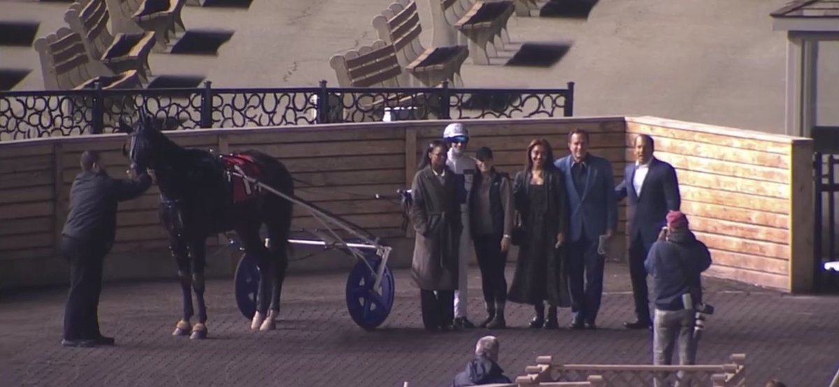 Labyad Bros 🇸🇪 wins his race in 1.10,2 at The Meadowlands 🏆 🥇 . Driver Scott Zeron.
Congrats to all connections 👏🎉
Proud breeders 😊