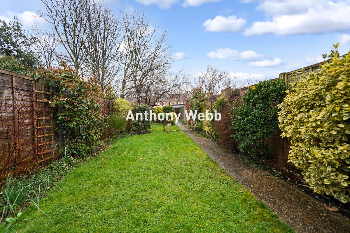 AnthonyWebbN13's tweet photo. New to the market today on Kingsley Road
asking price £725,000 

Introducing this beautifully presented three double bedroom Edwardian terrace on Kingsley Road, N13.

Prime Palmers Green location
✔ Original period features
✔ Modern bathroom 
✔ Garden

https://t.co/QS54AVSPKJ https://t.co/NjbK5U7v9H