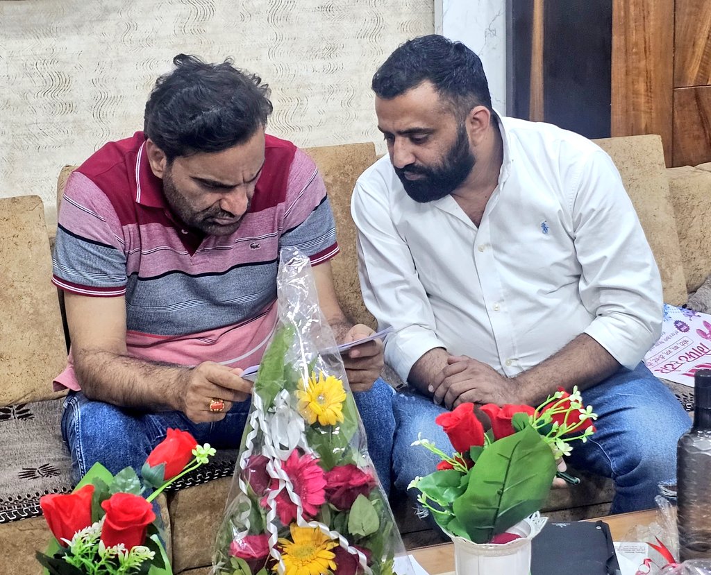 jayantmoond's tweet photo. #राजकुमार_को_न्याय_दो #JusticeForRajkumarJat 

● लोकसभा सदस्य व रालोपा सुप्रीमो हनुमान बेनीवाल से मरुसेना अध्यक्ष एड. जयन्त मूंड ने नागौर आवास पर मुलाकात की !

● इस मामले को लेकर मांगपत्र का ज्ञापन दिया।

● 17मार्च 2025 के भीलवाड़ा जिला मुख्यालय घेराव की रणनीति बताई। https://t.co/vJqc5Ne3QY