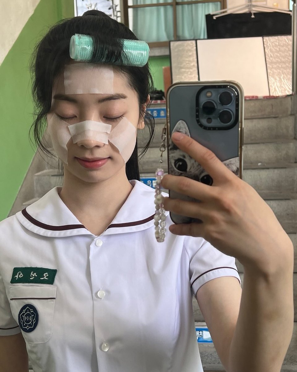 Dahyue's tweet photo. I have a news to tell, that me and my loml have matching phones. https://t.co/ZKHSyXo6tN