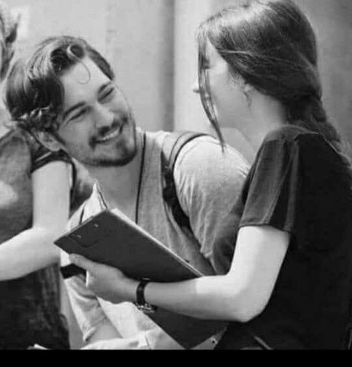 تم سے کبھی دل نہیں بھر سکتا
تم کافی ہو عمر بھر چاہنے کے لئے♥️