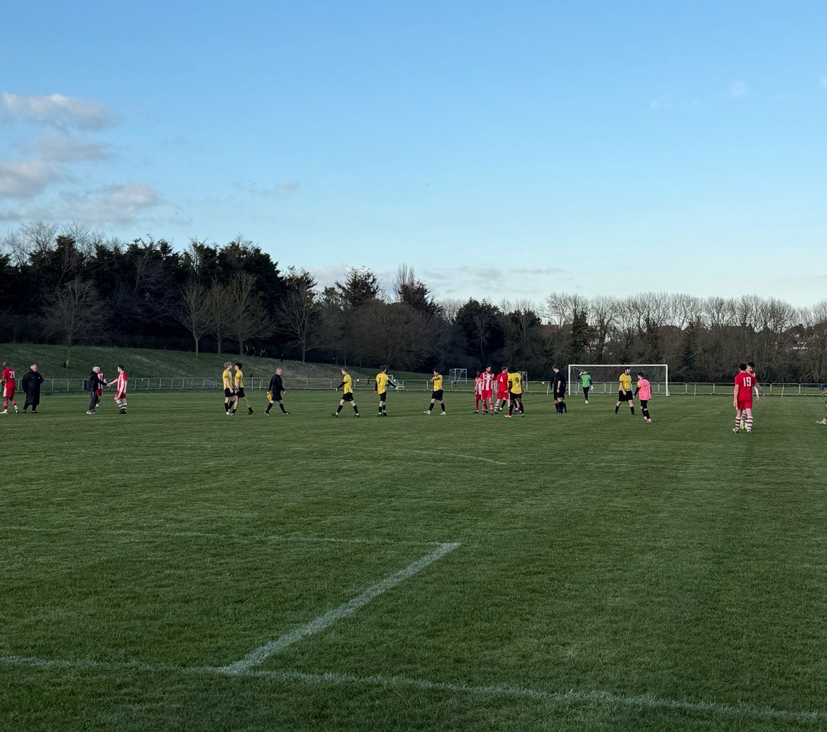 Full Time: Rocks 🖤💛 3/0 Belle Vue. 

We hold our lead and get the 3 points, it’s two wins in a row for the lads.

We take on Arlesford at home next weekend! #COYR