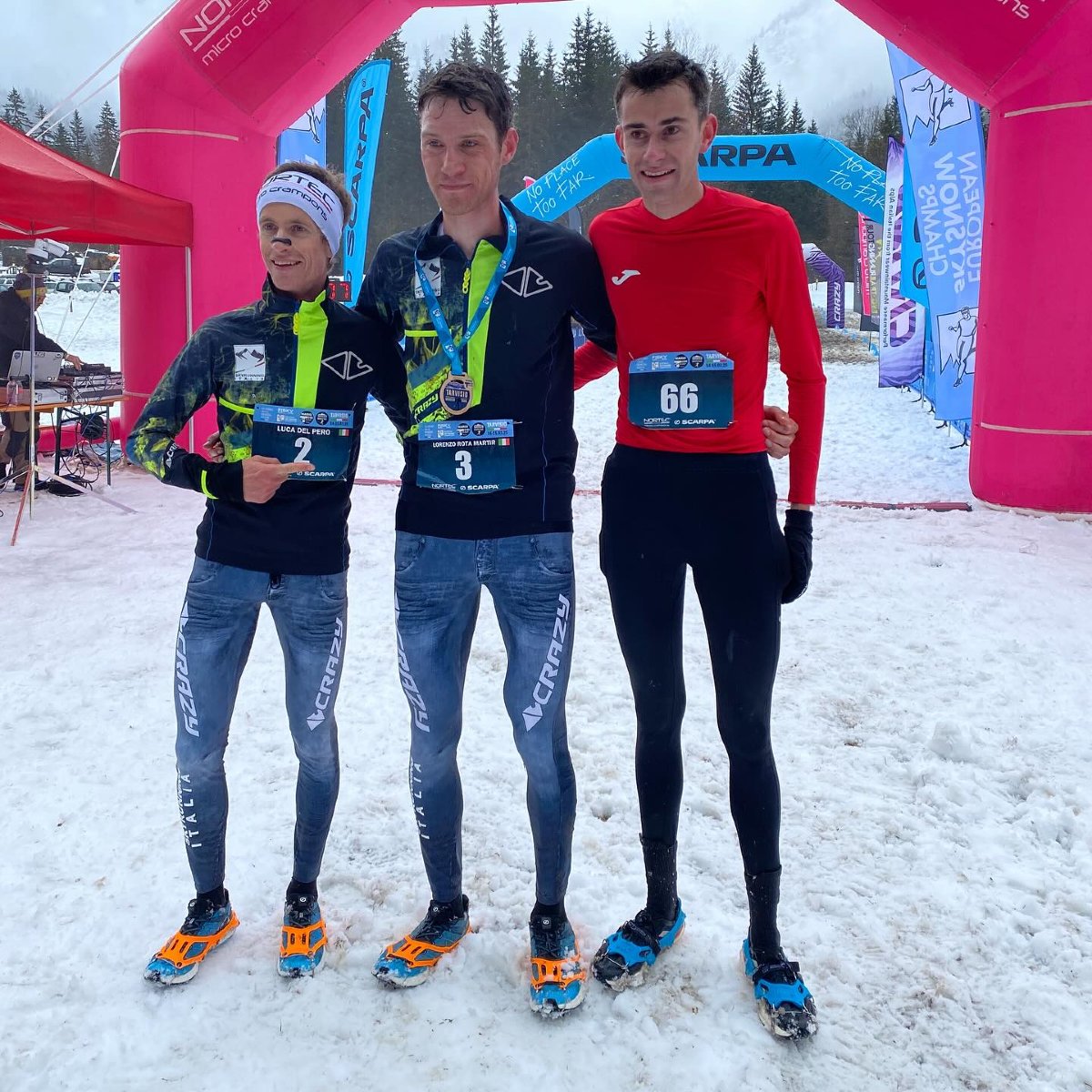 🔴🔴 #Skyrunning || <a href="/alvaro_osanz/">Álvaro Osanz</a> se hace con la medalla de bronce en el Campeonato de Europa de SkySnow

➡️ El aragonés, reciente campeón de España de esta disciplina, se ha quedado a menos de un minuto de hacerse con la medalla de plata
