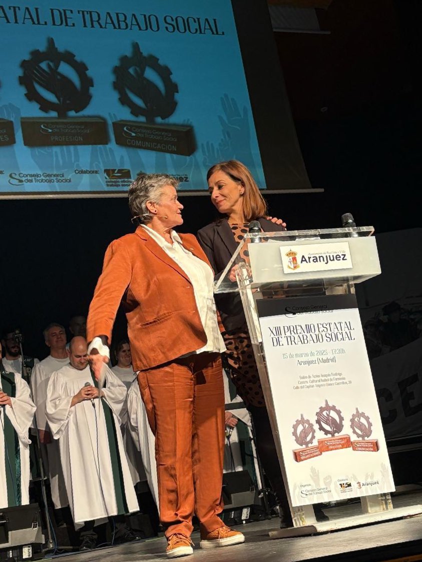 Nuestra decana <a href="/BelenNovillo19/">Belen Novillo García</a> presentando junto a <a href="/EmiVicenteTS/">Emi Vicente</a> las XIII Premios Estatales del #TrabajoSocial 🙌🏼

<a href="/cgtrabajosocial/">CGTrabajoSocial</a>