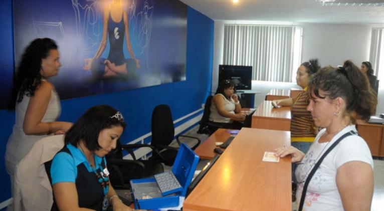 Las oficinas comerciales de <a href="/ETECSA_Cuba/">ETECSA</a> que cuentan con aseguramiento energético están brindando servicio. Apoyar a la población a cargar sus equipos es parte de nuestro aporte ante la contingencia energética.

#UnidosXCuba
#EtecsaConCuba