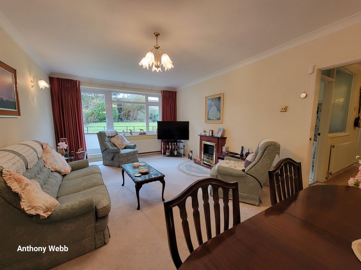 Another new listing today, this time on Aldermans Hill
Asking price £475,000 

Introducing this spacious and well-presented two-bedroom ground floor apartment in the sought-after Cambrai Court, Palmers Green, N13 a prime location opposite Broomfield Park.
buff.ly/7W6FZDw