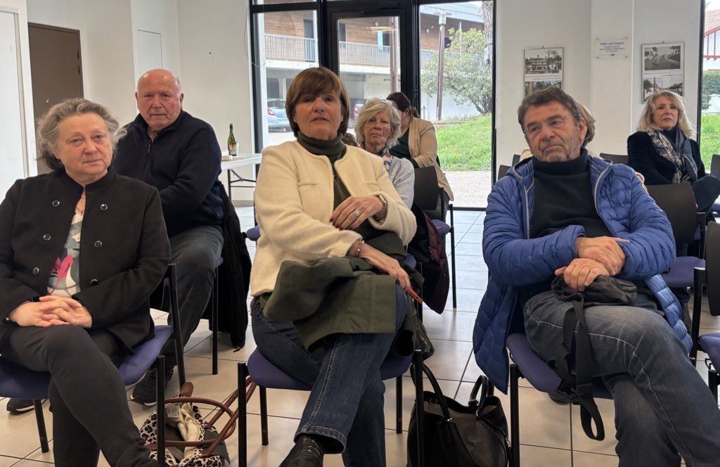 max_brisson's tweet photo. Très dynamique comité @LesRep64 de la Vème circonscription des Pyrénées-Atlantiques à Anglet cet après-midi, animé par notre déléguée Valérie Castrec en présence de @SylvieDURRUTY, Première Adjointe au Maire de Bayonne. 

Renouvellements et adhésions s’accélèrent. Ils témoignent d’une nouvelle dynamique. La refondation de la droite est bien lancée.