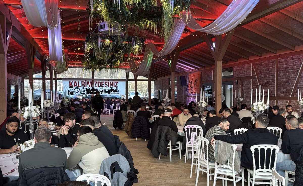 Başta rahmetli Alpaslan Dikmen Ağabeyimiz olmak üzere ahirete intikal etmiş olan tüm ağabey ve kardeşlerimiz adına düzenlediğimiz Mevlid-i Şerif programımız için Berlin’de buluştuk. 

Galatasaraylılar ölür, Galatasaraylılık ölmez!

#AlpaslanDikmenVeArkadaşları
#ultrAslanAVRUPA