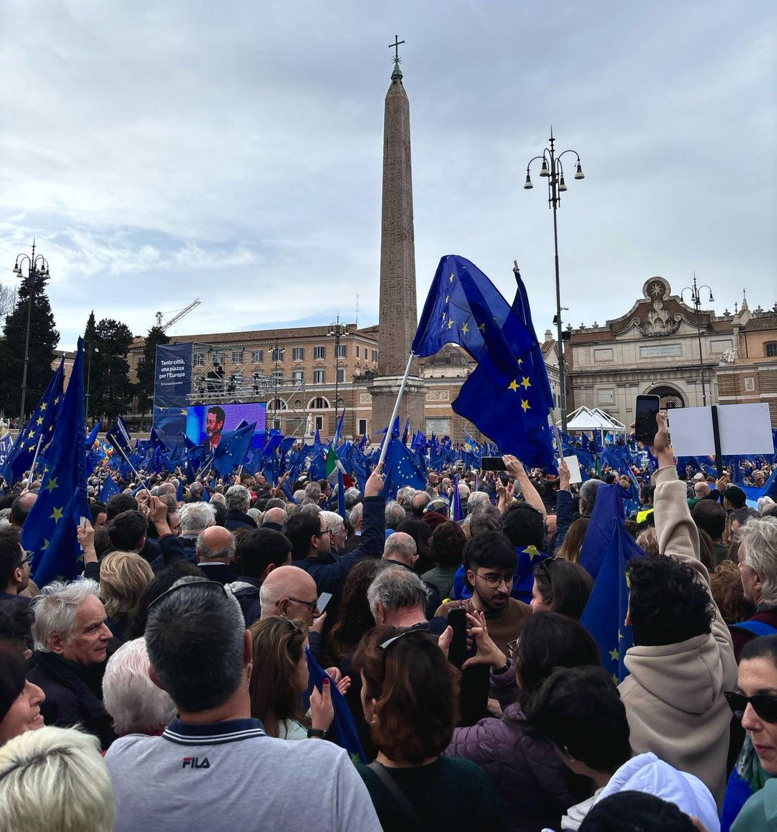 Un mare blu, una piazza di speranza per l’Europa 🇪🇺
