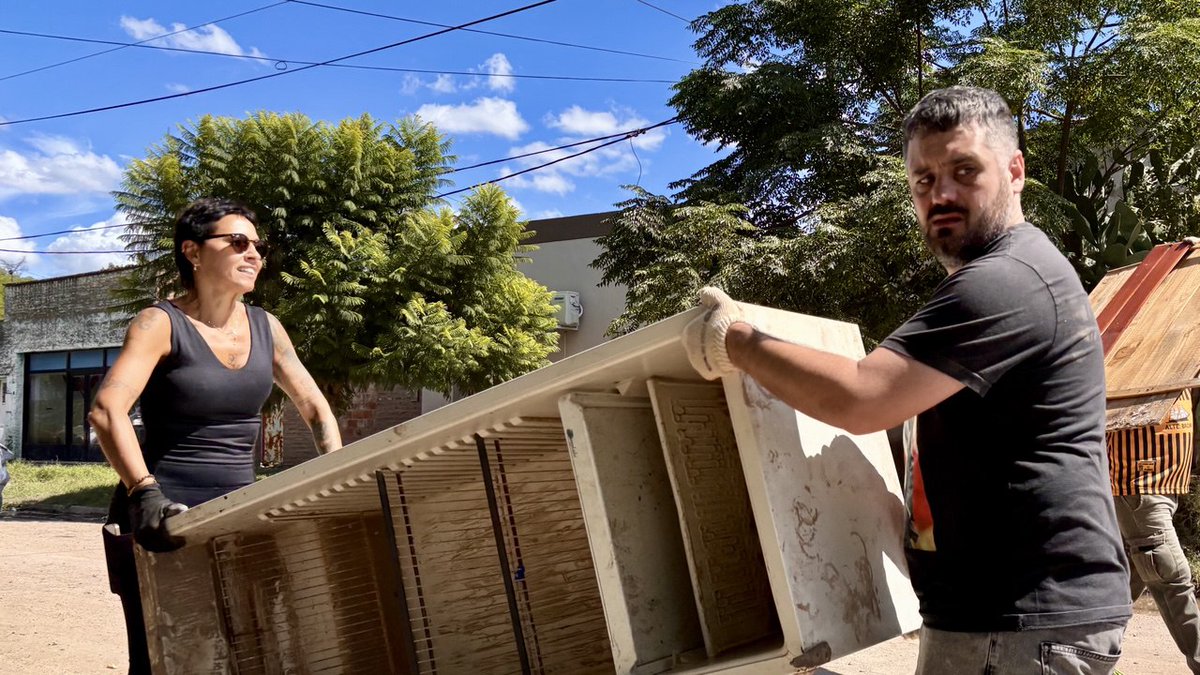 AteneoNKMatanza's tweet photo. Facundo y un grupo de compañeros y compañeras de La Matanza se sumaron a la jornada solidaria y militante de Bahía Blanca.

.@mojatignanelli https://t.co/AQeRZMQn4C