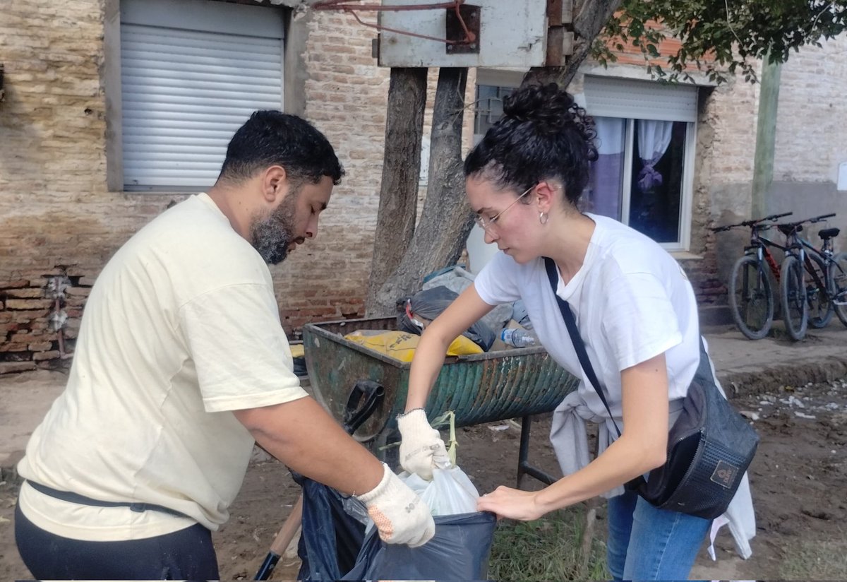 AteneoNKMatanza's tweet photo. Facundo y un grupo de compañeros y compañeras de La Matanza se sumaron a la jornada solidaria y militante de Bahía Blanca.

.@mojatignanelli https://t.co/AQeRZMQn4C
