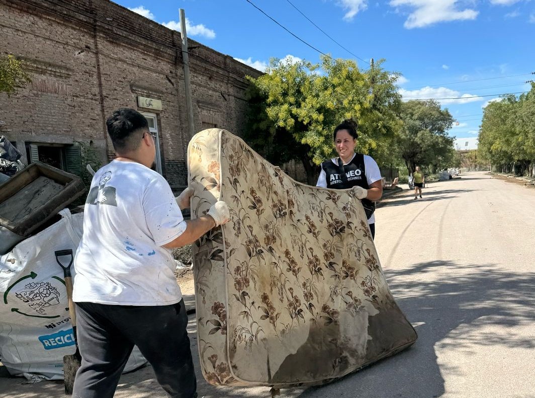 AteneoNKMatanza's tweet photo. Facundo y un grupo de compañeros y compañeras de La Matanza se sumaron a la jornada solidaria y militante de Bahía Blanca.

.@mojatignanelli https://t.co/AQeRZMQn4C