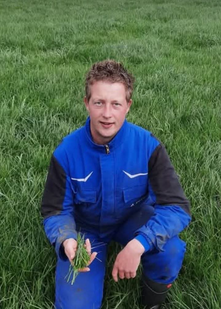 KAFKA_Dev's tweet image. Dit is Mark Rood, hij is een geweldige BOER! 
Hij is in de CEL gesmeten omdat hij zich niet KAPOT laat maken door de overheid! Ondertussen lopen criminele asielzoekers vrij rond! 

Doe een ❤️ &amp;amp; RT voor Mark! Hij verdient veel steun &amp;amp; aandacht!