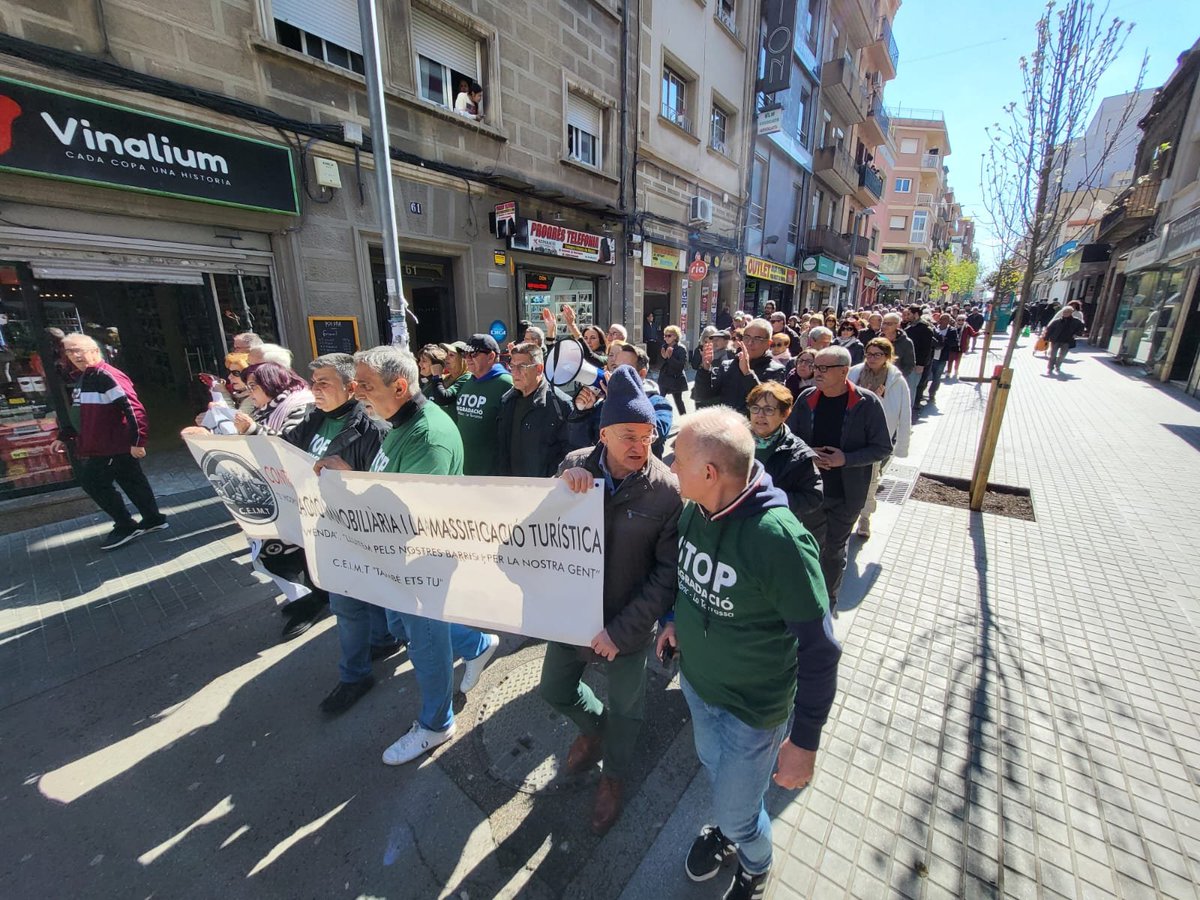 ceimtlh's tweet photo. Moltes gràcies a tots els veïns i veïnes que ens heu acompanyat aquest matí a la protesta contra l'especulació inmobiliària i la massificació turística als nostres barris.

Seguirem reivindicant l'habitatge digne, defensant les nostres llars, el nostre entorn i els nostres drets. https://t.co/pw2OgvjK9R