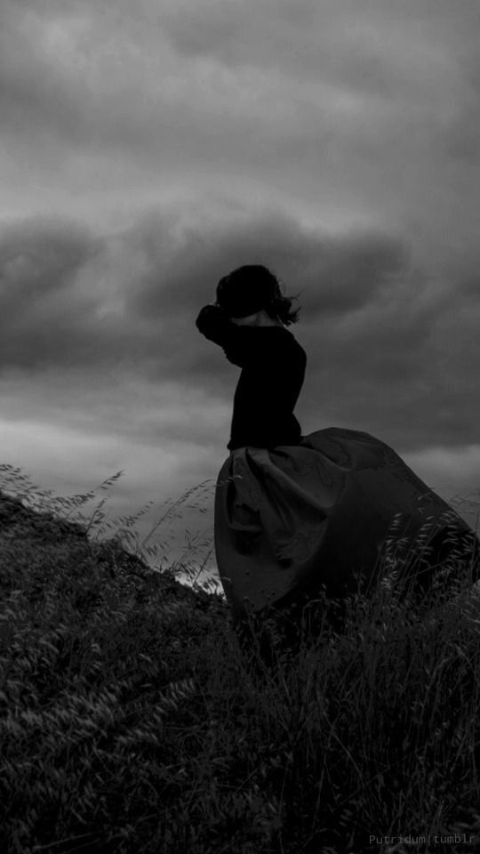 In the slumbering night
Words of storm and wind carve out my silence...