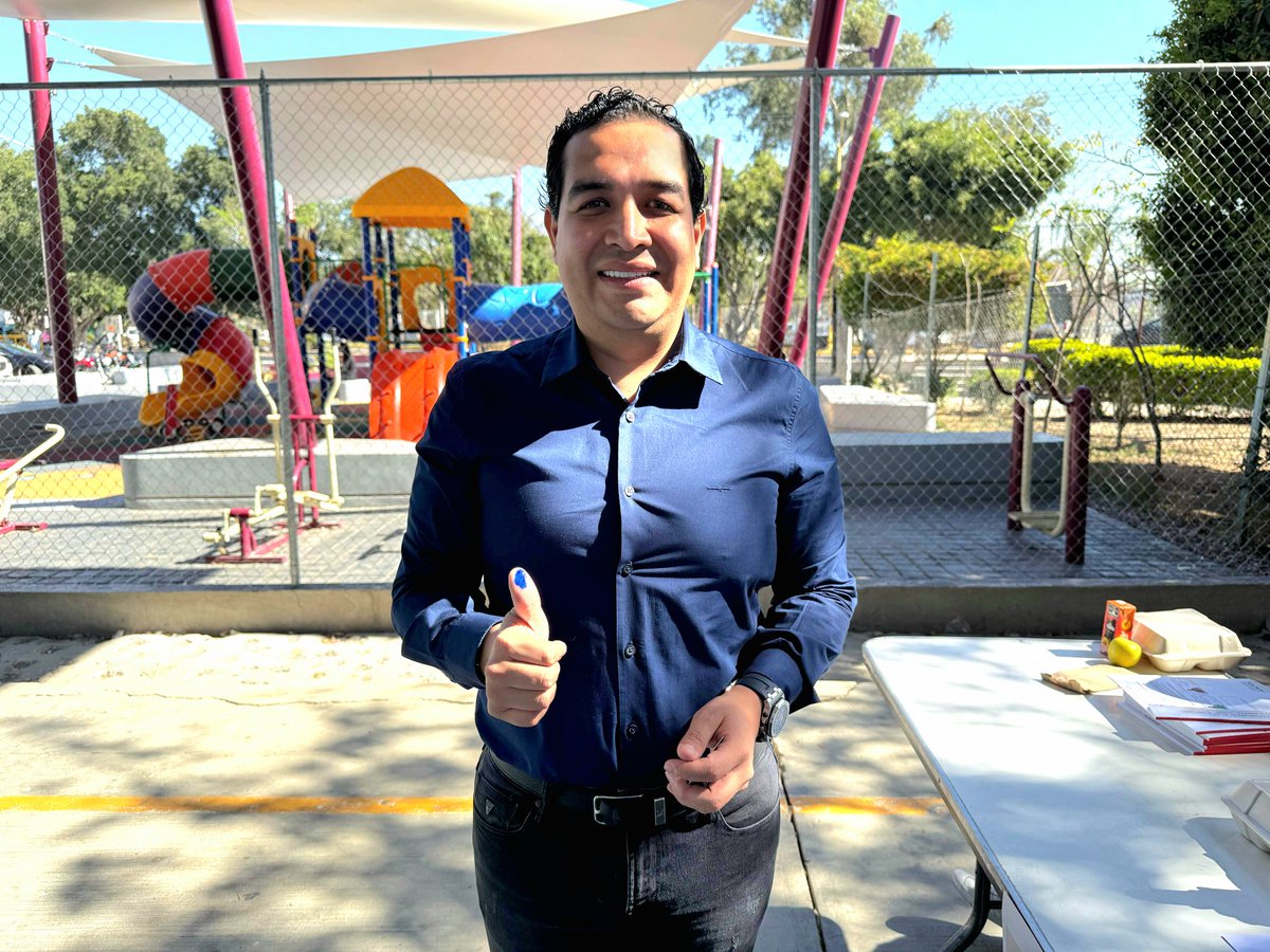 Gandarillas_Jor's tweet photo. Acudiendo con mucha alegría y responsabilidad a esta fiesta de la democracia, esta vez ejerciendo mi derecho al voto 🗳 en mi querida Agencia de Policía #Candiani, salgamos todos a ejercer este derecho y cumplir con nuestro deber ciudadano.
Su amigo #ElConta
#LoMejorEstáPorVenir https://t.co/PFztUHZDPI