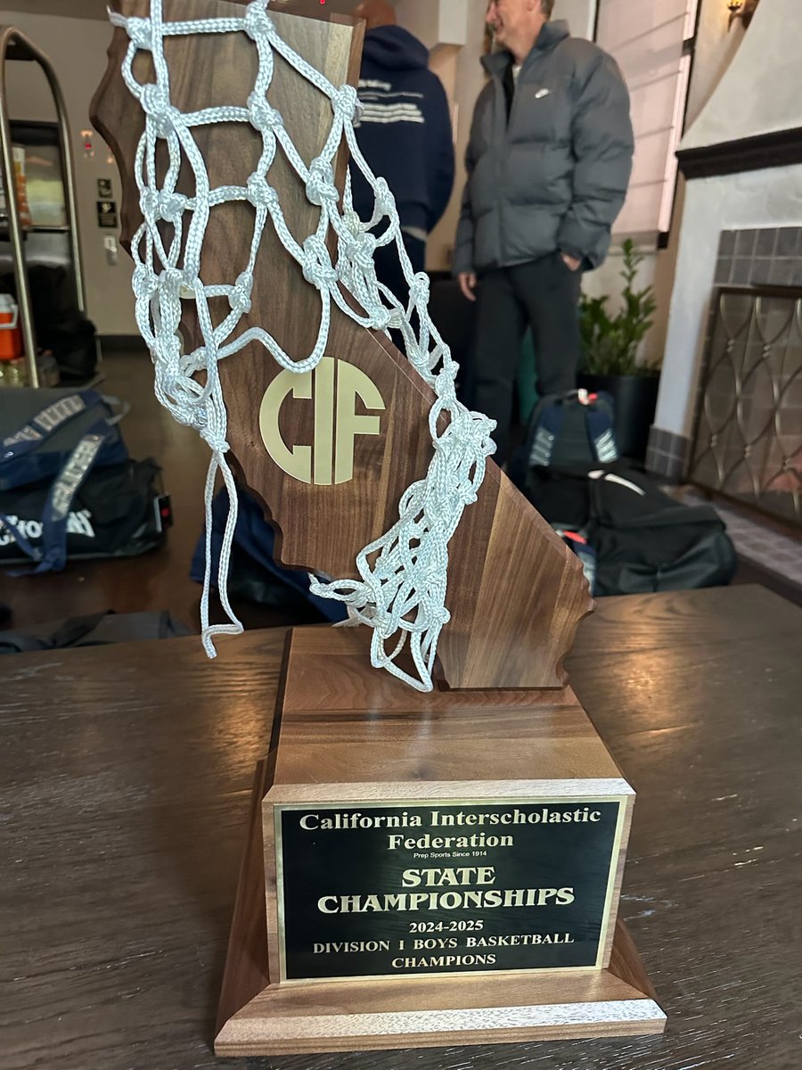 alemalky's tweet photo. Además del trofeo de campeón, @MaximoAdams25 fue elegido como el MVP de la definición. #highschool #cifstate https://t.co/794mum4Vq0