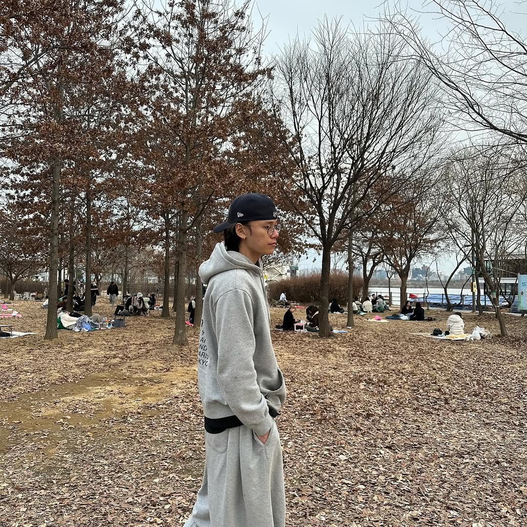woomibn's tweet photo. The way the trees let go of their leaves so gracefully reminds me that maybe letting go can be beautiful too. https://t.co/nnvUxOpcl8