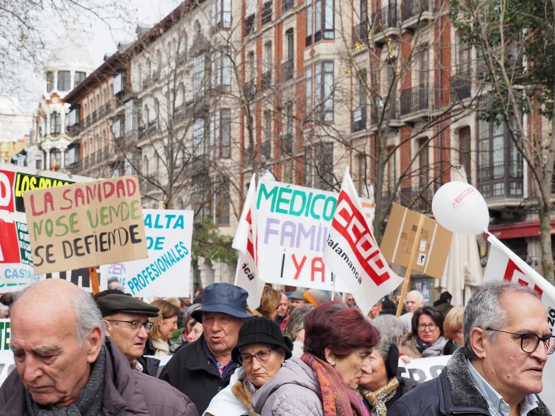 iucyl's tweet photo. 📸 ❤️✊ La voz de la gente luchando por su #sanidadpública en Castilla y León. 

Desde la lucha entodos los frentes, podemos poner lo público en el centro para una comunidad mejor. #NuestraSanidadCyL #DesfiendetuSanidad https://t.co/wmZKEVLGCA