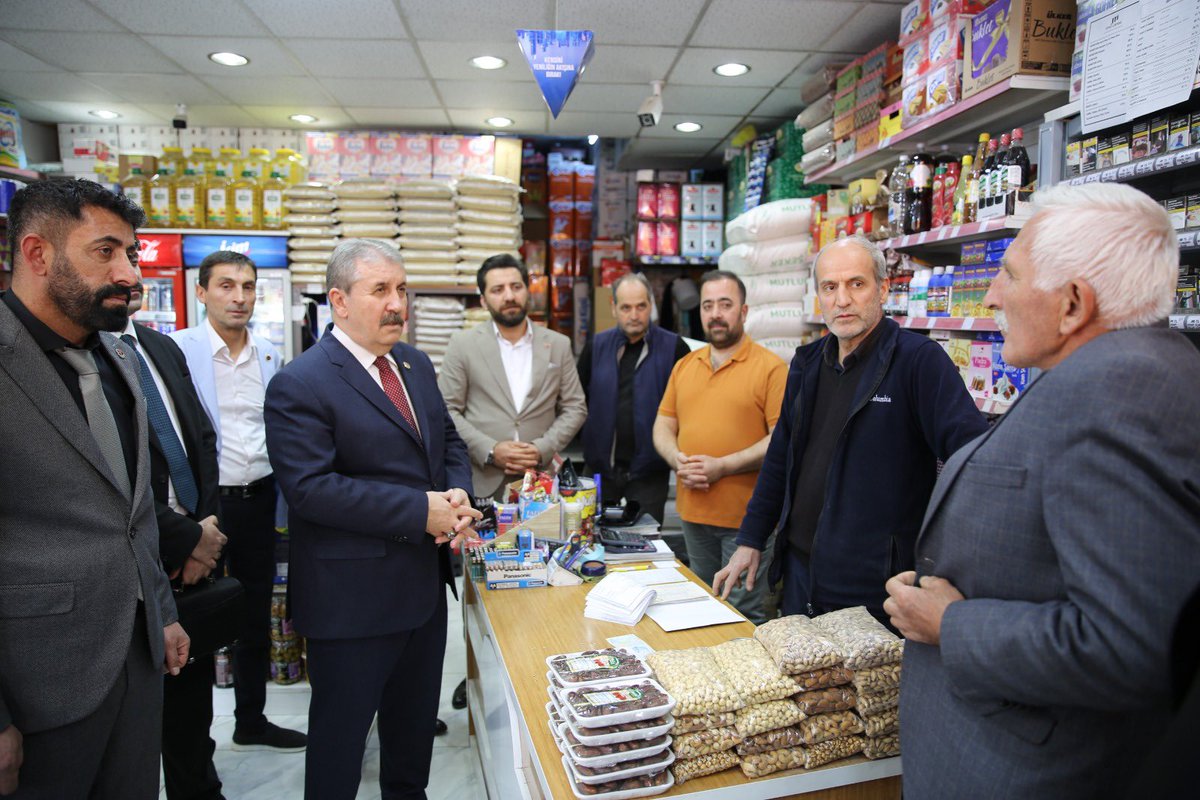 Mustafa_Destici's tweet photo. Hepimizi yasa boğan 6 Şubat 2023 depreminin merkez üslerinden Kahramanmaraş Elbistan’ı ziyaret ederek teşkilat mensuplarımız, esnafımız ve vatandaşlarımızla buluştuk. 

Yüce Allah bir daha ülkemize ve milletimize böyle bir acı yaşatmasın inşallah. https://t.co/8p9XkpdxPd