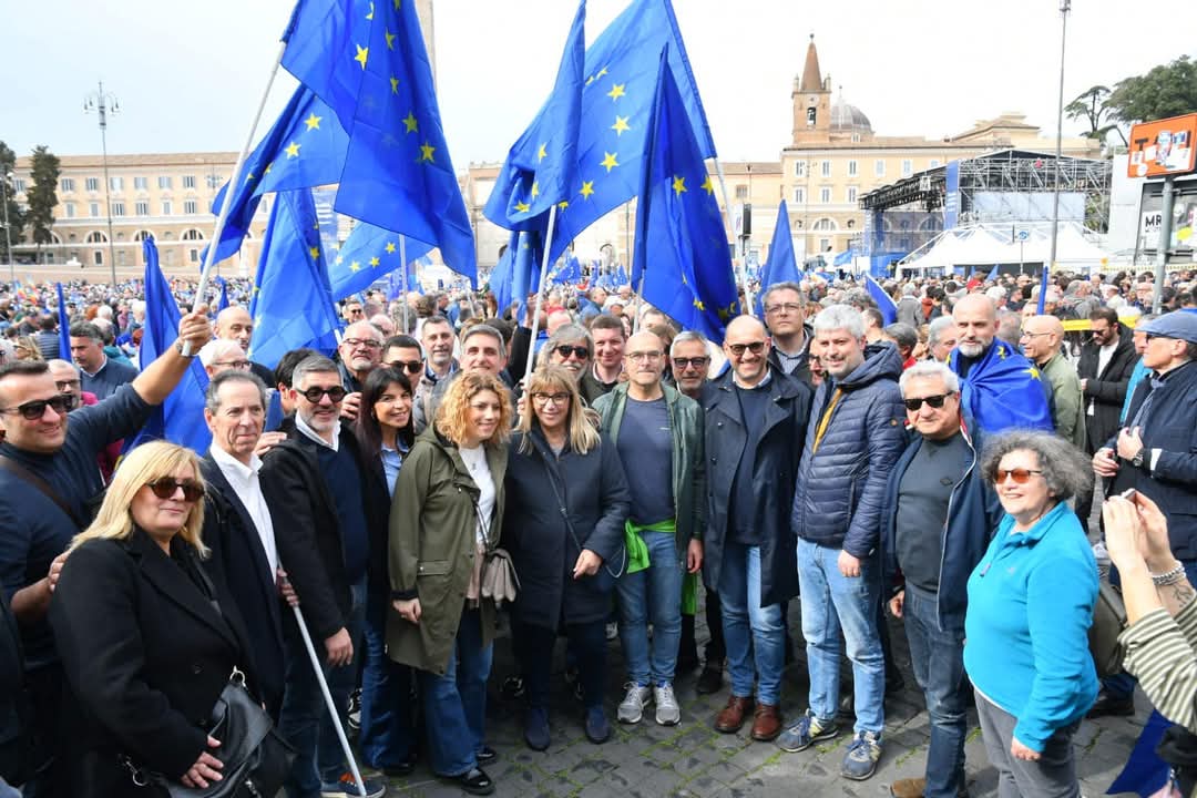 MComberiati's tweet photo. " Una piazza per l'Europa " https://t.co/Uhhk4NQm07