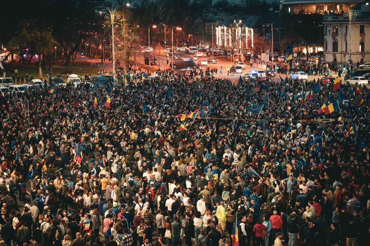 DominicFritzTM's tweet photo. Romanians all over the country are gathering today to declare their love for 🇪🇺

Don’t let anyone tell you otherwise - support for the European Union in Romania is overwhelming and @elonmusk is just provoking us to say so more loudly. https://t.co/TdGMpHBDTR