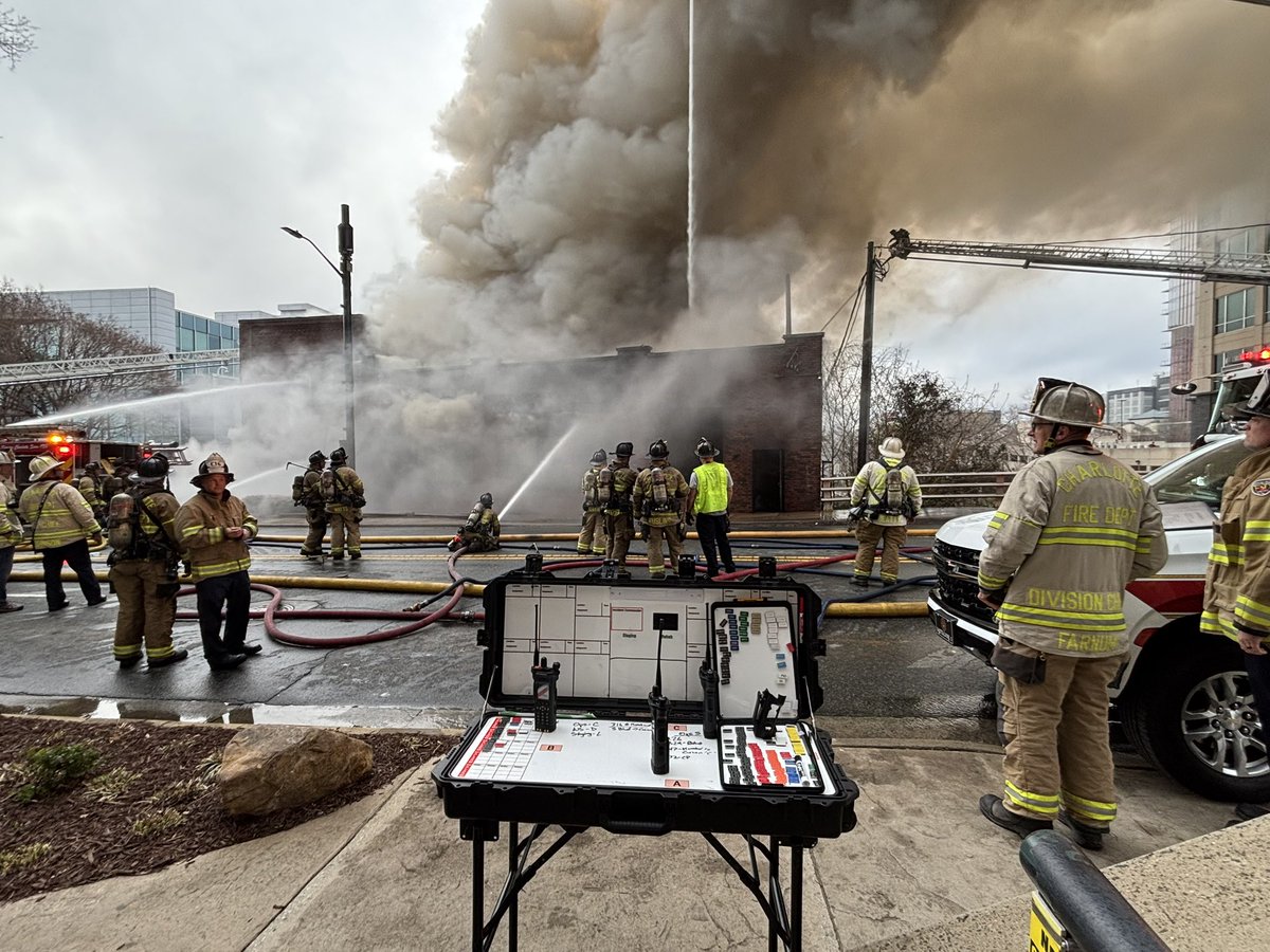 CFD_Alarm's tweet photo. Busy morning at shift change! A 2-Alarm in Station 2’s area. Heavy fire and multiple master streams in operation. Our FieldComm 2 initially responded, assigned to the command post and eventually relieved by our FieldComm 3. #CFDpride. https://t.co/OJQvQtH5uo
