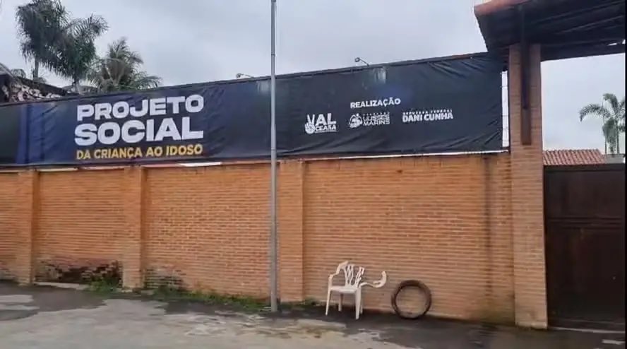 rodrigoluisvelo's tweet photo. O Rio de Janeiro tá entregue mesmo.
Simplesmente a mansão do Peixão, o maior traficante da cidade, tinha uma placa dizendo que se tratava de um projeto de Dani Cunha (deputada federal e filha de Eduardo Cunha), Val Ceasa (dep. Estadual) e Ulisses Marins (ex-vereador) https://t.co/EFfaA5oyG5