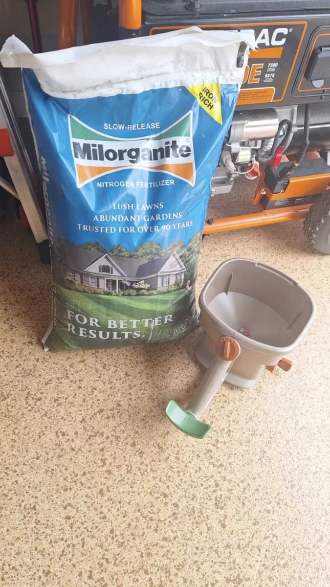 DrJay0Jason's tweet photo. Spring is in the air in the 352. #lockdinNation weekend warriors assemble! Lawn is GREEN, fed, and definitely #lockdin. Crack a @LiveLockdIn #NOOTROPICS Cherry Berry performance bev, sit back, and admire the hard work. #ThrowerDown @Milorganite smells like success. #Dominate https://t.co/AidsgSZjrR