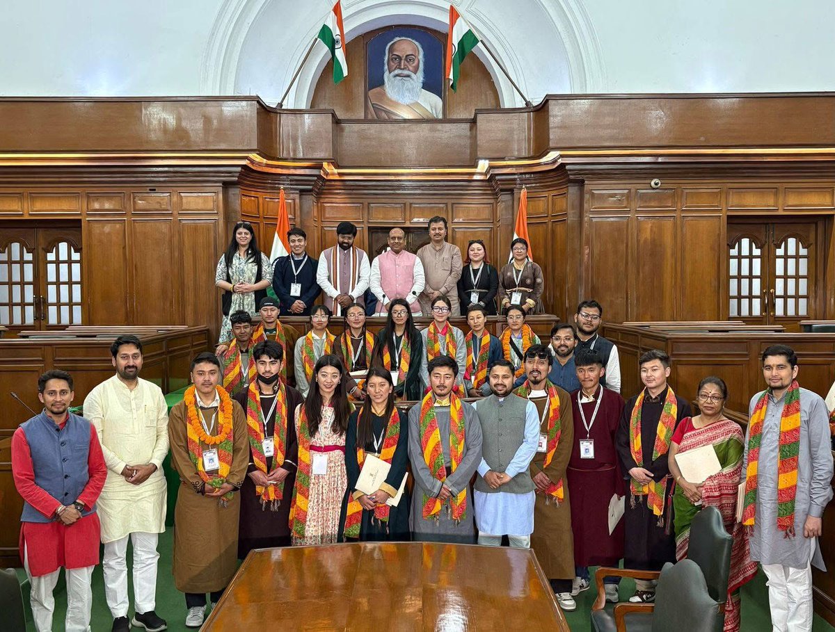 DrVirendraSS's tweet photo. SERU - student experience in regional understanding अखिल भारतीय विद्यार्थी परिषद की एसी पहल hai , जिसका उद्देश्य छात्रों को विविध संस्कृतियों और क्षेत्रीय समझ को बढ़ावा देने का अवसर प्रदान करना है । इस सांस्कृतिक आदान-प्रदान दौरे में लद्दाख के छात्र भारत के विभिन्न हिस्सों का दौरा करते हैं और इसी तरह भारत के अन्य हिस्सों से छात्रों का एक समूह भी अपनी संस्कृति का अनुभव करने और विभिन्न स्थानों का अनुभव करने के लिए लद्दाख का दौरा करता है।

SERU -2025 के अनुभव यात्रा में २ दिन दिल्ली में सम्पन हुआ , विद्यार्थियों ने इन २ दिनों में प्रधानमंत्री संग्रहालय , IIT दिल्ली , नेशनल फिजिकल लैब का visit किया साथ ही केंद्रीय मंत्री श्री जितेंद्र सिंह जी और दिल्ली विधानसभा अध्यक्ष श्री वीरेंद्र कुमार गुप्ता जी के साथ संवाद कर अपने अनुभव  साझा करे । पंजाब के अमृतसर में भीत २ दिन का कार्यक्रमके तहत गुरु नगरी अमृतसर में golden temple में दर्शन कर गोविन्दगढ़ किले का भ्रमण किया । 
आगामी २ दिन धर्मशाला, हिमाचल प्रदेश में यात्रा रहेगी । 
#SERU 
#ladhakh