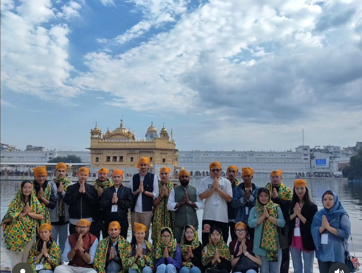 SERU - student experience in regional understanding अखिल भारतीय विद्यार्थी परिषद की एसी पहल hai , जिसका उद्देश्य छात्रों को विविध संस्कृतियों और क्षेत्रीय समझ को बढ़ावा देने का अवसर प्रदान करना है । इस सांस्कृतिक आदान-प्रदान दौरे में लद्दाख के छात्र भारत के विभिन्न हिस्सों का