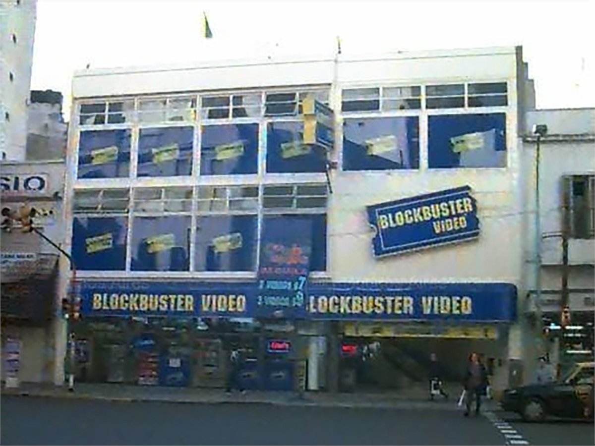 resistearchivo's tweet image. Acá antes había:
un Blockbuster / ahora un Carrefour.