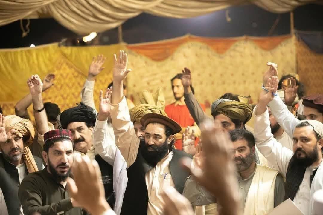 د رب حضور ته په جګو سترګو ورغی. د جهاد په نامه یې افغانان او پښتانه قتل نکړل، له کفارو سره یې معامله ونکړه او په حق ویلو چوپ نشو. رب دې جنتونه نصیب کړه.