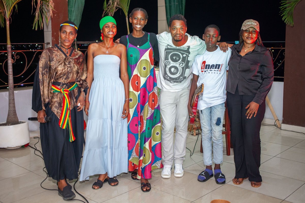 ndambovision's tweet photo. Le 21 février dernier l'artiste féminine Bibie Dekokaye a donné un spectacle aux terrasses de l'hibiscus. Occasion pour l'artiste d'exprimer en live son talent, aux rythmes de ses compositions reegea, soul et aussi du blouz dans une ambiance positive
@ndambovision #biebiedekokaye https://t.co/ta5Z0QBLrx