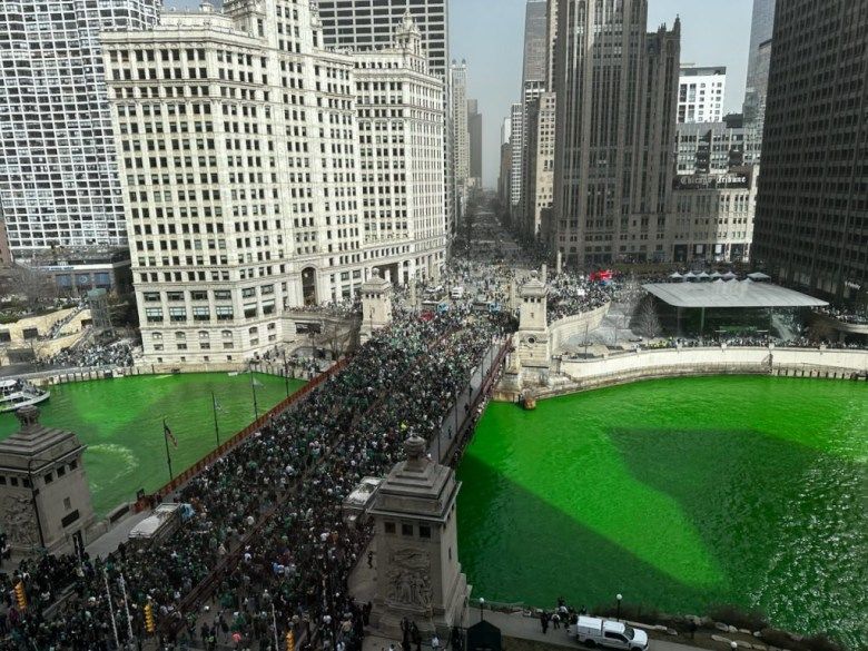 BlockClubCHI's tweet photo. Happy St. Patrick's Day, Chicago! 🍀  The river is green once again. 

See our pics: https://t.co/nyteDYYEtV https://t.co/qdYfI9vuhj