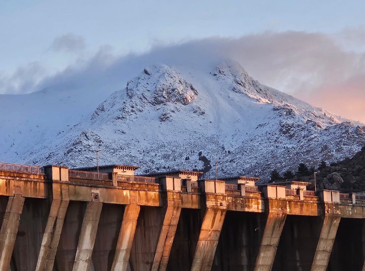 carlosweder_'s tweet image. Una #Maliciosa llena de nieve desde la presa de #Navacerrada con las primeras luces del día. Foto vía @Srtawayne5