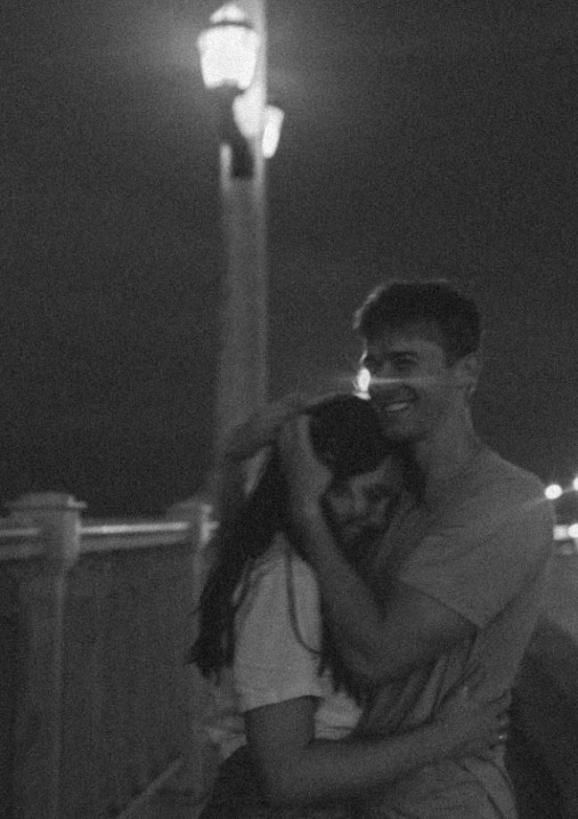 uzak olur mu hiç insan sevdiğine ya aklındadır ya kalbinde sen benim her anımdasın.