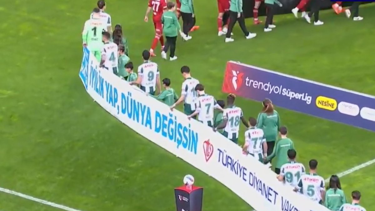 13-20 Mart İyilik Haftamız hayırlı olsun.

"Dünyayı İyilik Değiştirecek"

Futbol müsabakalarında Türkiye Diyanet Vakfımızın 50. yılında, iyilik haftasına özel pankartımızı taşıyan futbolcularımıza ve futbol kulüplerine gönülden teşekkür ediyorum.

İyilik paylaştıkça çoğalır.