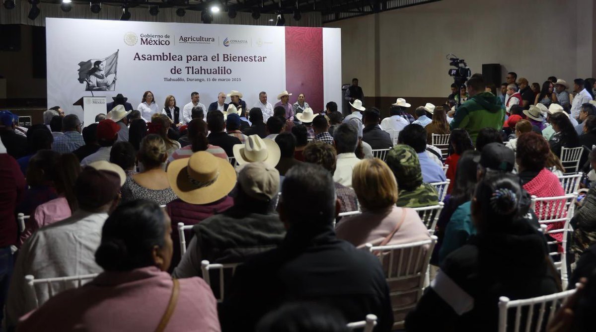 Efrainmoralesl's tweet photo. Participamos con el gobernador @EVillegasV y el secretario de @Agricultura_mex, @JulioBerdegue, en la Asamblea para el Bienestar en el municipio de Tlahualilo, #Durango, para dialogar con productoras y productores de melón y avanzar en el uso más eficiente del #agua en el campo. Nos acompañaron autoridades estatales y municipales, así como compañeras y compañeros de @conagua_mx y @Agricultura_mex del @GobiernoMX.