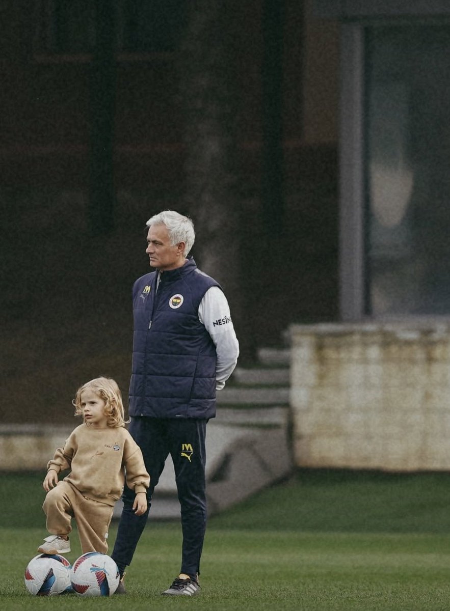TekYolFener's tweet photo. Jose Mourinho ve Can Kahveci. 💛💙 https://t.co/OtopW1zn5m