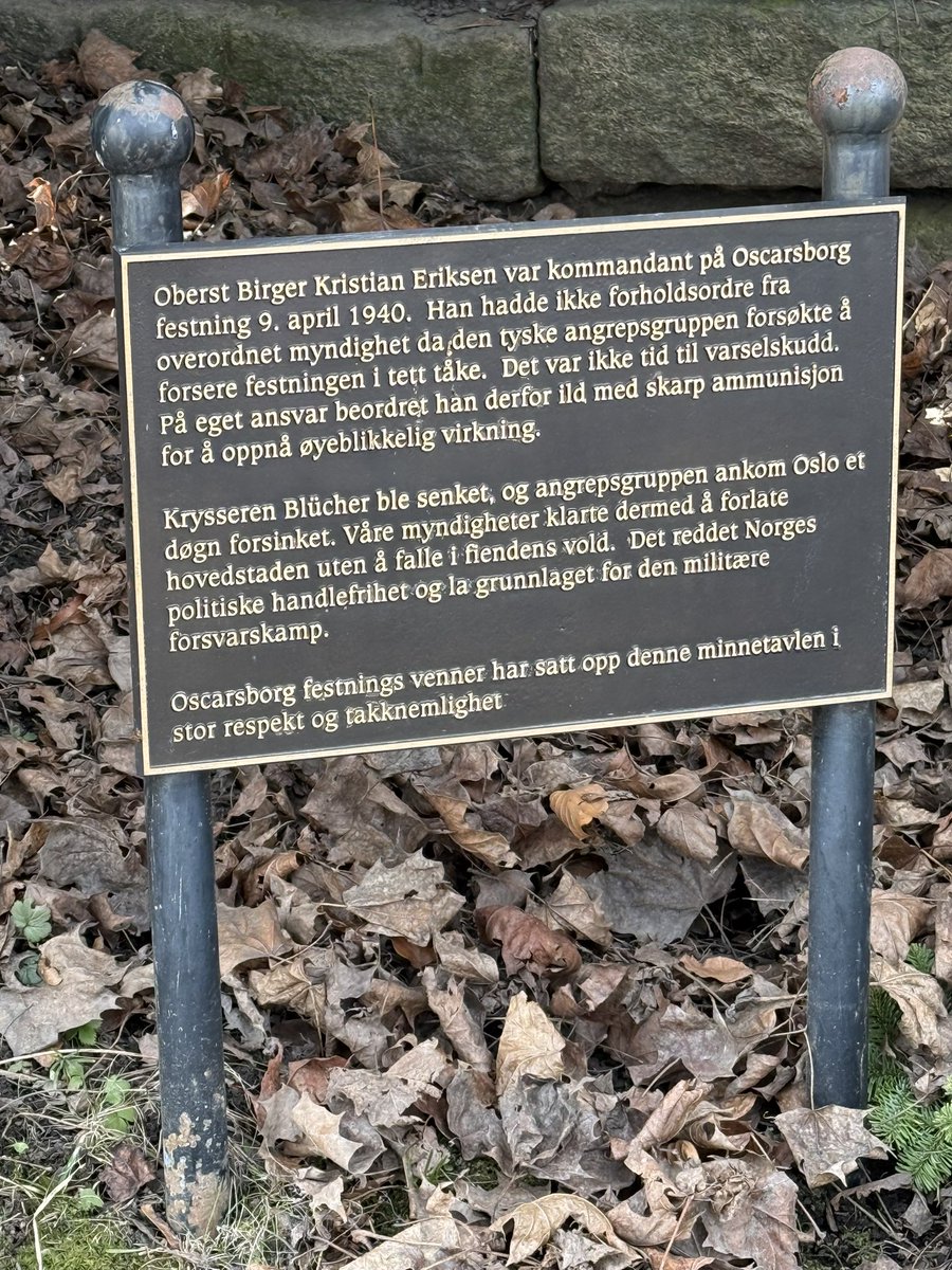 MagneBjella's tweet image. 💛🤩 «Enten blir jeg stilt for krigsrett, eller så blir jeg krigshelt.Fyr!».🤩💛 Klokken 04.21 ble det skutt to skudd fra hovedbatteriet mot det første fartøyet som dukket opp i tåkedisen🤩👏