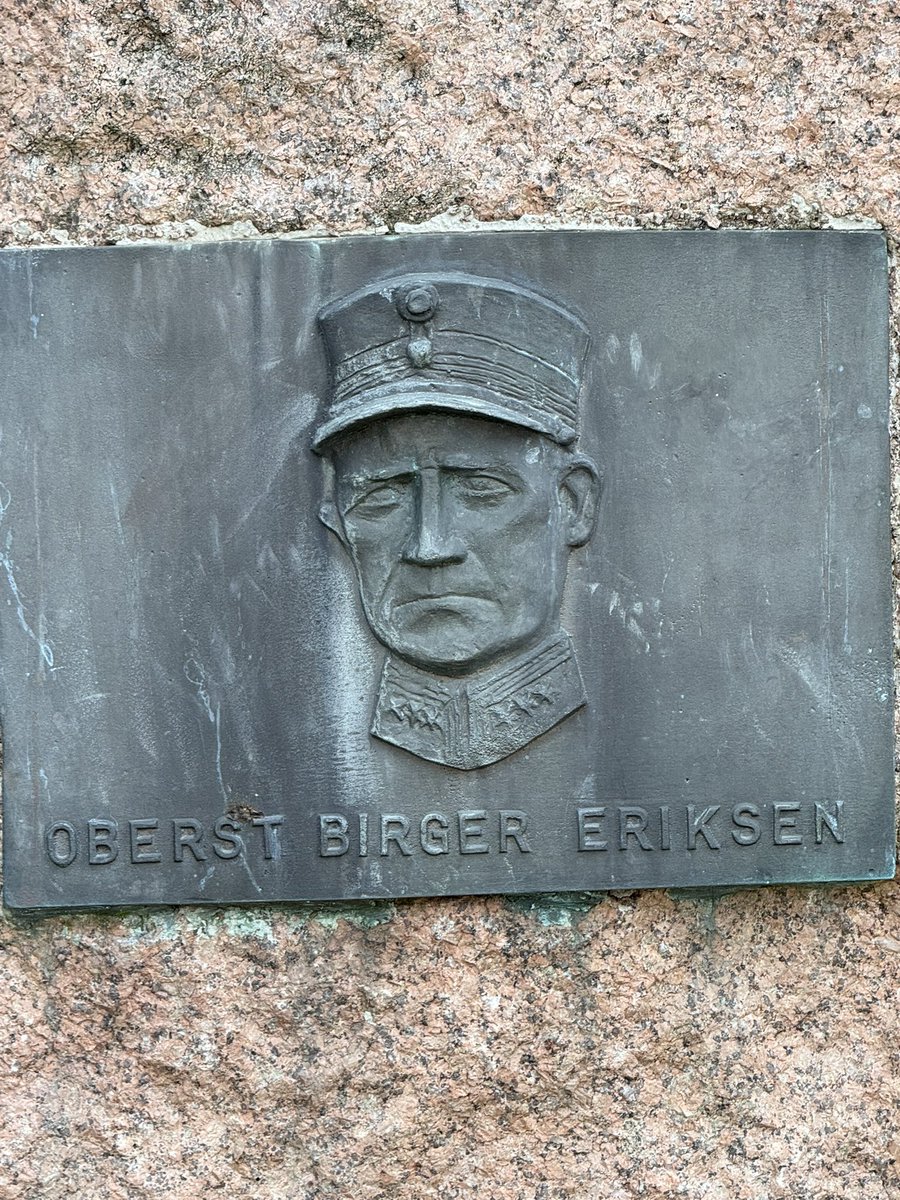 MagneBjella's tweet image. 💛🤩 «Enten blir jeg stilt for krigsrett, eller så blir jeg krigshelt.Fyr!».🤩💛 Klokken 04.21 ble det skutt to skudd fra hovedbatteriet mot det første fartøyet som dukket opp i tåkedisen🤩👏