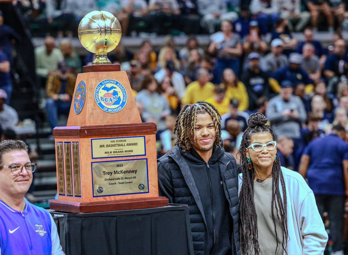lenny_padilla's tweet photo. Trey McKenney was honored at the state finals on Saturday for winning the 2025 Michigan Mr. Basketball Award.
The Orchard Lake St. Mary's senior will be attending the University of Michigan.
He got booed by fans at MSU's The Breslin Center when he was introduced. https://t.co/JYMZ2BE7Np