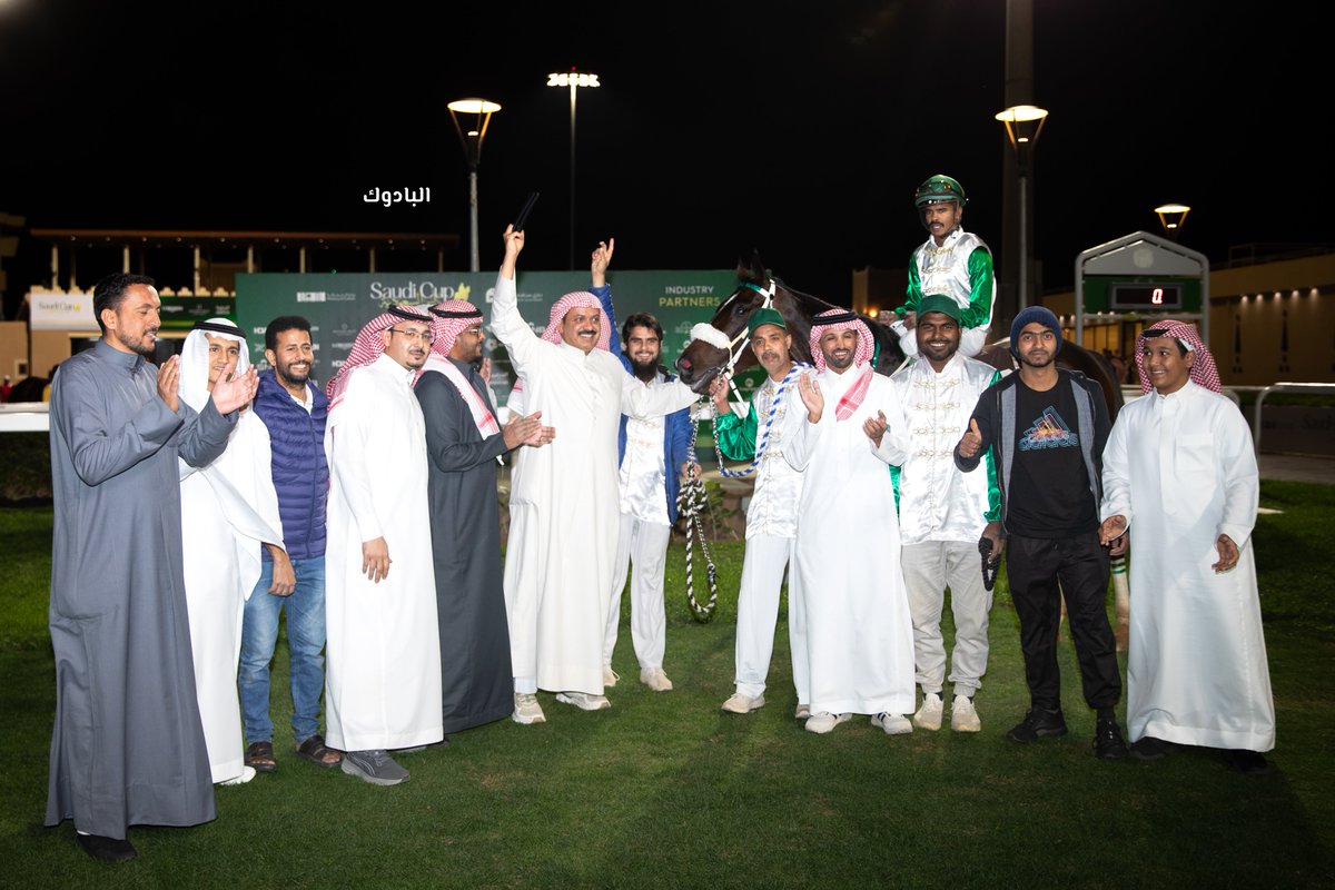 - 📷 الشوط 6 الحفل 101
بطولة ميدان الملك عبدالعزيز- أفراس 🏅
مفتوح الدرجات 4 سنوات وأكثر 
حصن وأفراس ( إنتاج - مستورد )
الجائزة / 300.000 الف ريال    

الفائز : سنافيه ( ايرلندا ) ( بلو بوينت )
المالك :  الشيخ عبدالله حمود المالك الصباح 
المدرب : ثامر الديحاني 
الخيال : محمد