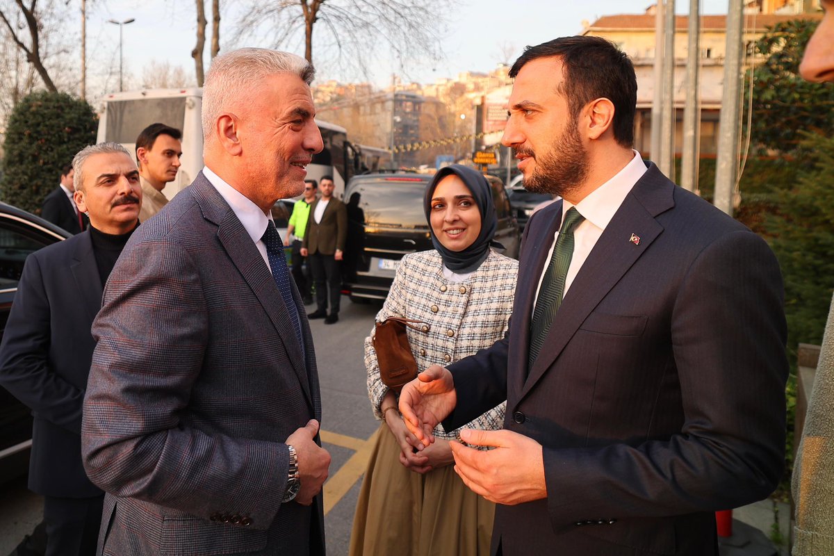 omerbolatTR's tweet photo. AK Parti İstanbul Gençlik Kollarımız tarafından “Bir Sofrada Memleket” başlığı ile düzenlenen “Hemşehri’m İftarı” programına katılarak yarınlarımızın teminatı gençlerimizle bir araya geldik. 

Türkiye Yüzyılı vizyonumuza değer katan, bilimden teknolojiye, eğitimden sanata birçok alanda üreten ve Türkiye’nin küresel ölçekte yükselişine güç katan gençlerimizle bir araya gelmekten büyük bir mutluluk duydum.  

AK Parti olarak, 22 yılda attığımız her bir adımda, hayata geçirdiğimiz her bir projede gençlerimizin geleceğini düşünerek hareket ettik. Bu doğrultuda gençlerimizin önünü açmaya yönelik çalışmaların altına imza attık. Bugün de bu inanç ve azimle gençlerimizle el ele yol almaya devam ediyoruz. 

Gençlere her zaman en büyük desteği sunan Cumhurbaşkanımız Sayın Recep Tayyip Erdoğan (@RTErdogan), bu akşam da iftar programımızı teşrifleri ile onurlandırdı ve gençlerimizle kucaklaştı. Sayın Cumhurbaşkanımıza teşrifleri ve gençlerimize verdiği destek için teşekkür ediyorum.