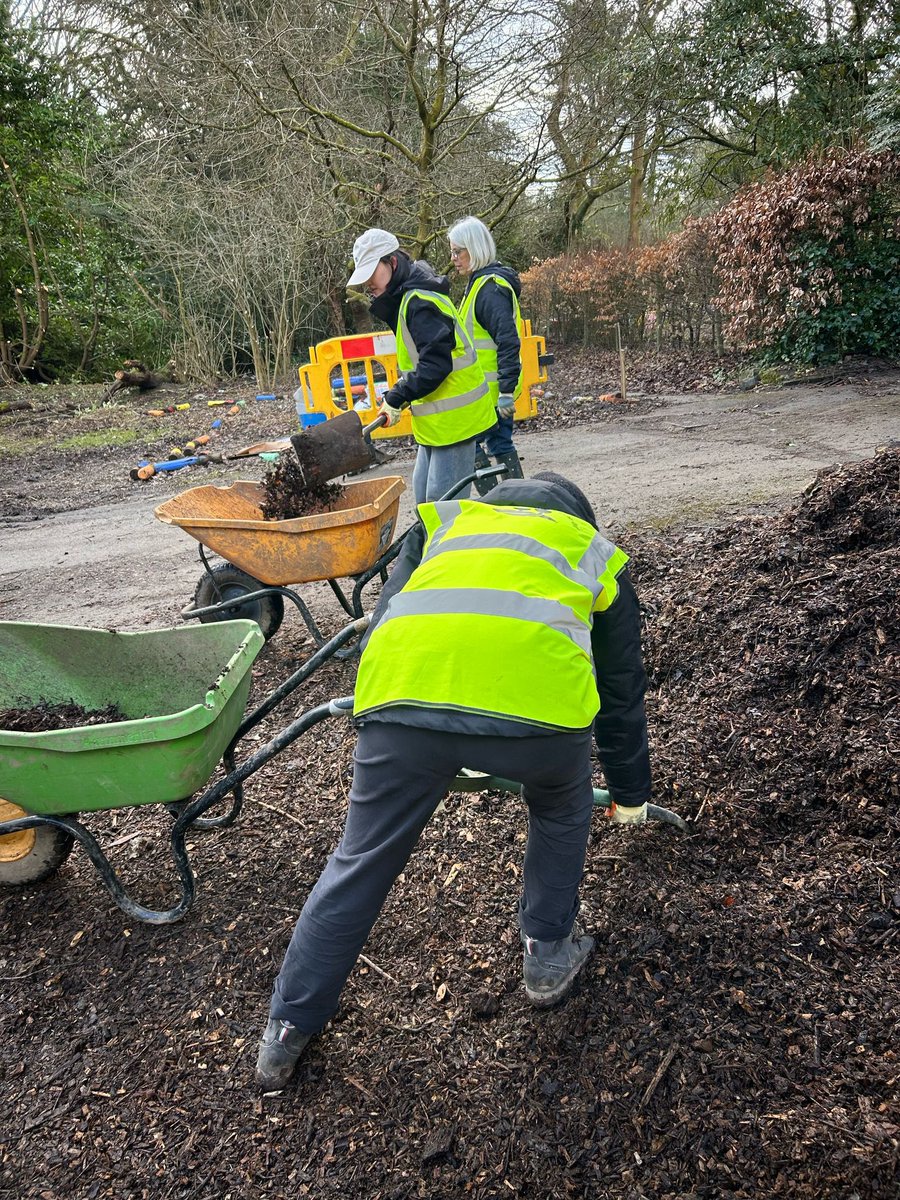 Aren’t our volunteers amazing?!! We had 23 of you today working in both the park and the orchard, bark mulching paths, digging up those brambles again and moving logs. Thanks everyone for all your hard work. You are legends!! <a href="/followers/">はうはう</a> @sheffparks