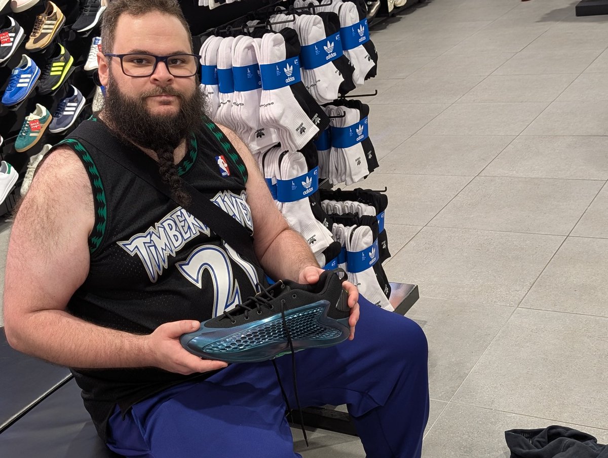 TWolvesNationFR's tweet image. Craquage pour Hugo , un de nos membres sur place.

#BelieveThat