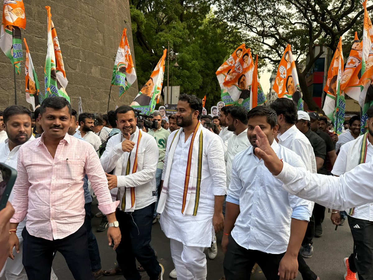 EhsanKhanIYC's tweet photo. युवा आक्रोश यात्रा” 🚩✊

महाराष्ट्र के बेरोजगार युवाओं के हक की लड़ाई के लिए युवा कांग्रेस की ये महायात्रा पुणे से मुंबई तक विधानसभा घेराव के लिए निकली है!

✅ रोज़गार दो, नशा नहीं!
✅ युवाओं के भविष्य से खिलवाड़ नहीं चलेगा!

महाराष्ट्र का युवा अब चुप नहीं बैठेगा!

#NaukriDoNashaNahi #युवा_आक्रोश_यात्रा #YouthCongress