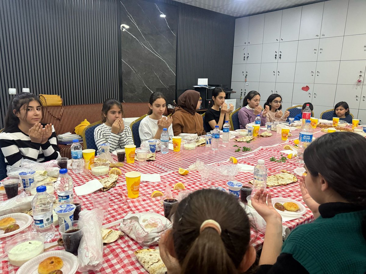 urfayenisehir's tweet photo. BİGEP kapsamında yapılan sınavlarda Din Kültürü ve Ahlak Bilgisi dersinde gösterdikleri üstün başarıdan dolayı öğrencilerimiz, Kiymetli Ögretmenimiz MÜZEYYEN ÖZÇELiK tarafından iftar yemeğiyle ödüllendiriidi.Çocuklarımızın ahlaki gelişimine de katkıda bulunuyoruz @HaliliyeMem https://t.co/pMiFdaeVK6